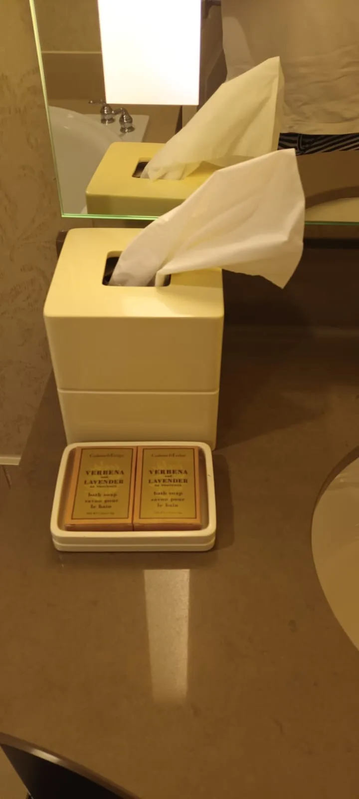 Hotelzimmertisch mit Taschentuchbox und Seife