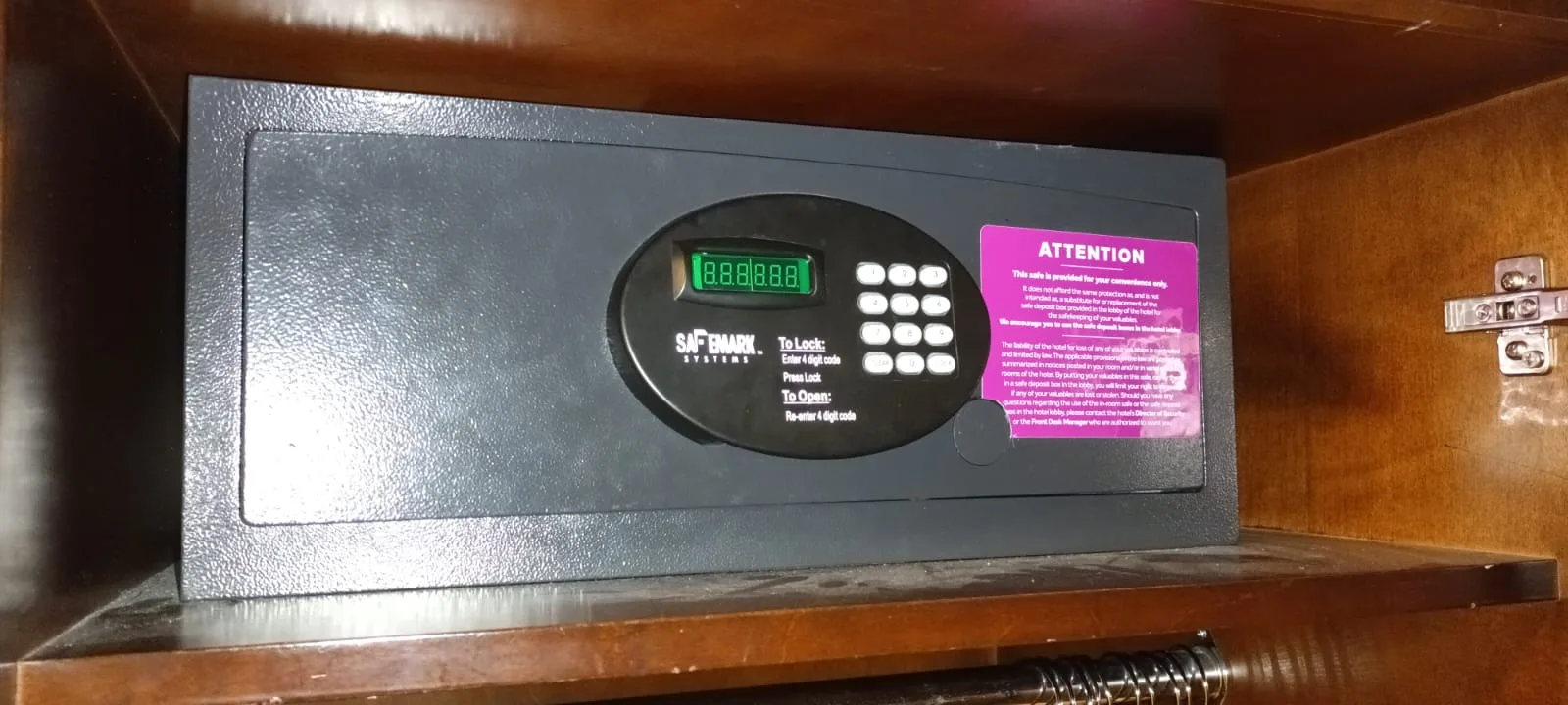 Schrank mit Safebox im Hotelzimmer