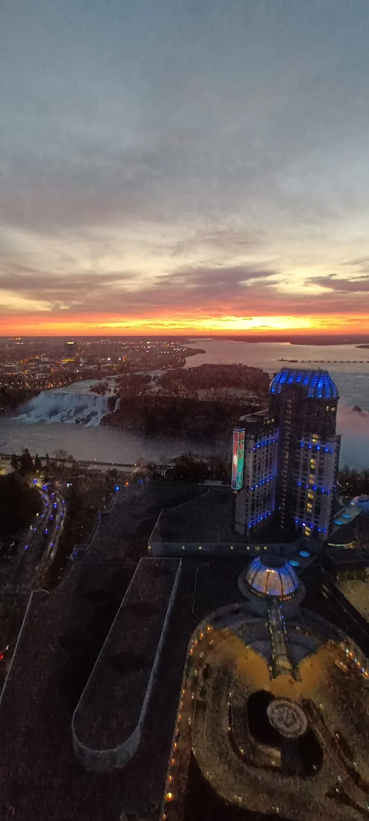Hilton Niagara Falls Hotel mit beleuchteter Fassade bei Sonnenuntergang
