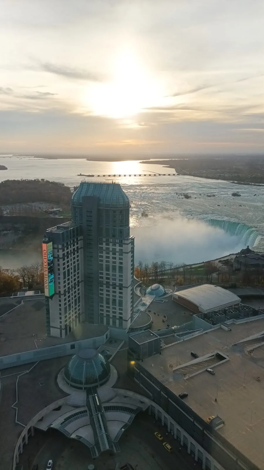 Hilton Niagara Falls Hotel mit Blick auf die Niagarafälle