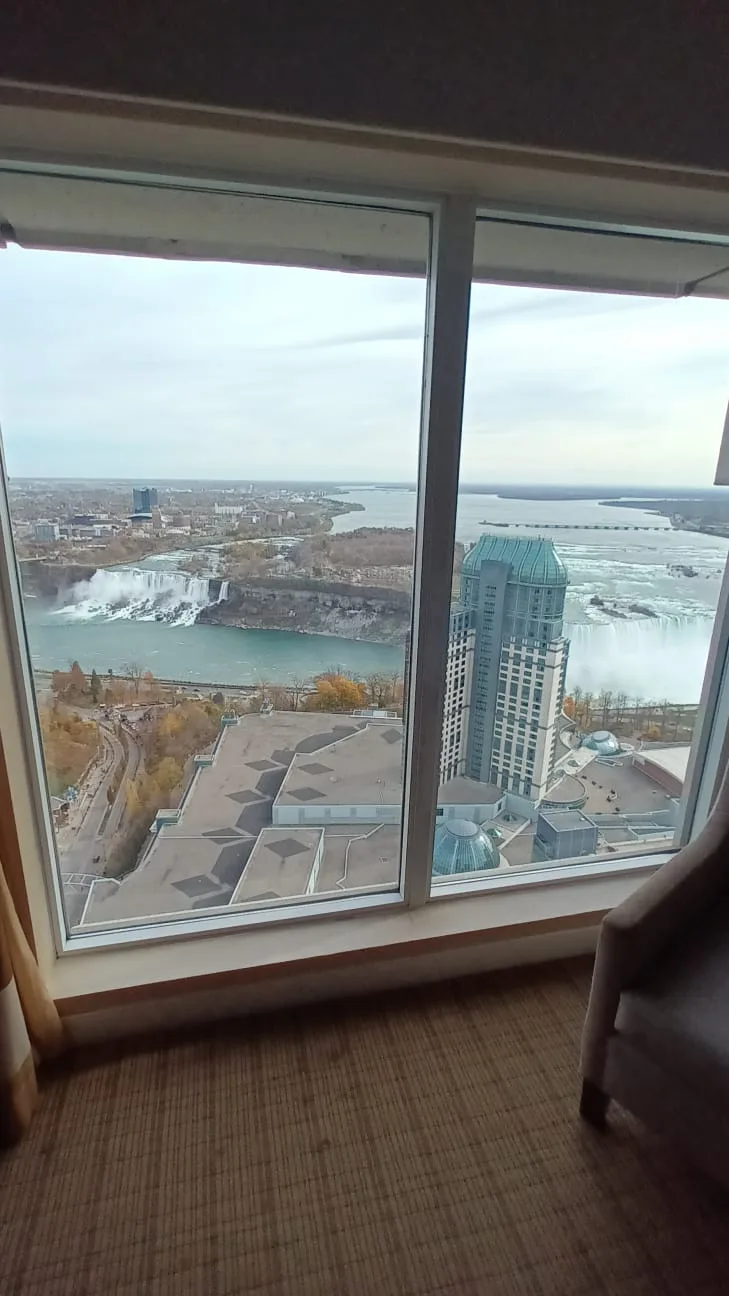 Hotelzimmerfenster mit Blick auf Niagarafälle und Stadt