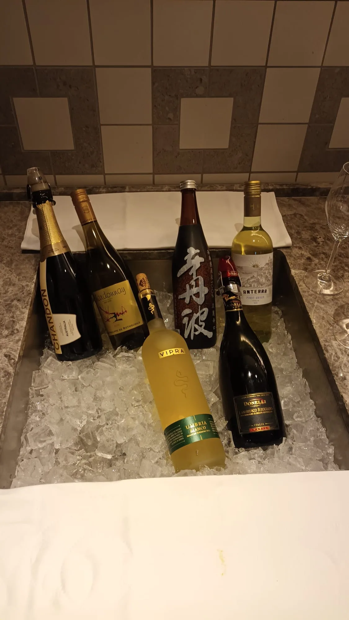 Eisgefüllter Wodka und Weine auf Tisch im Hotel
