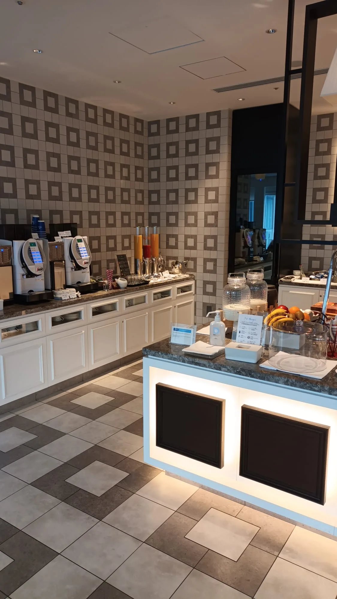 Frühstücksbuffet im Hotel mit Kaffeevollautomaten und Früchten
