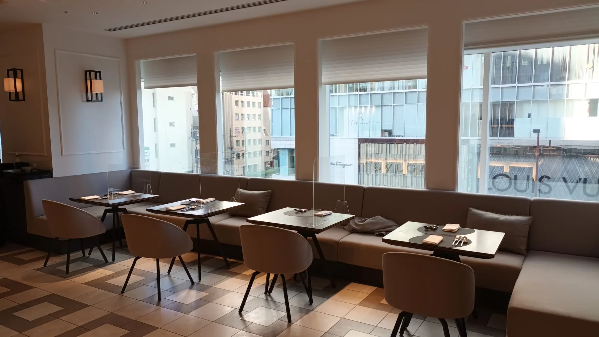 Hotelrestaurant mit Sitzgelegenheiten und Tischen