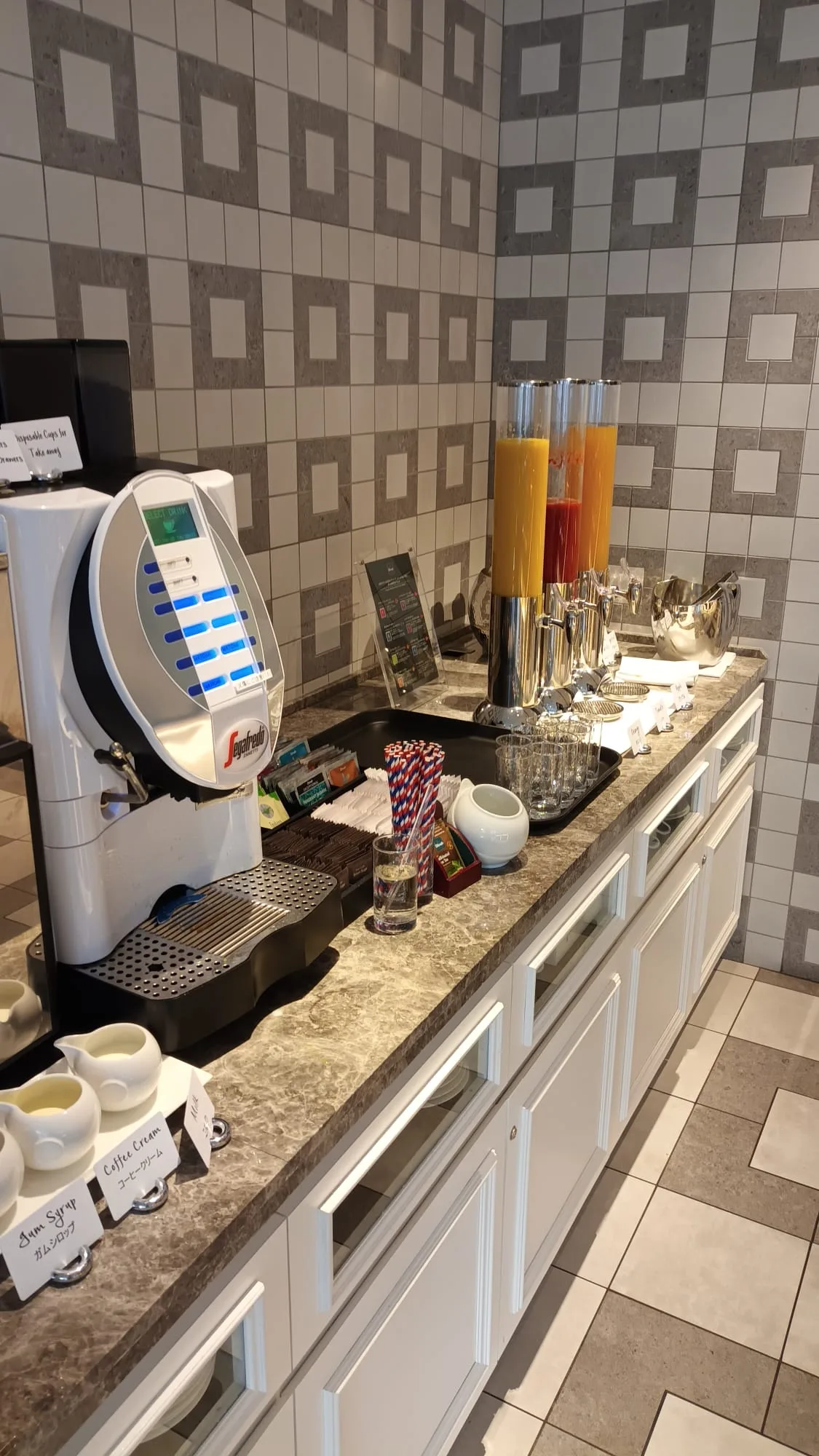 Hotelbar mit Kaffeevollautomat und Saftregalen