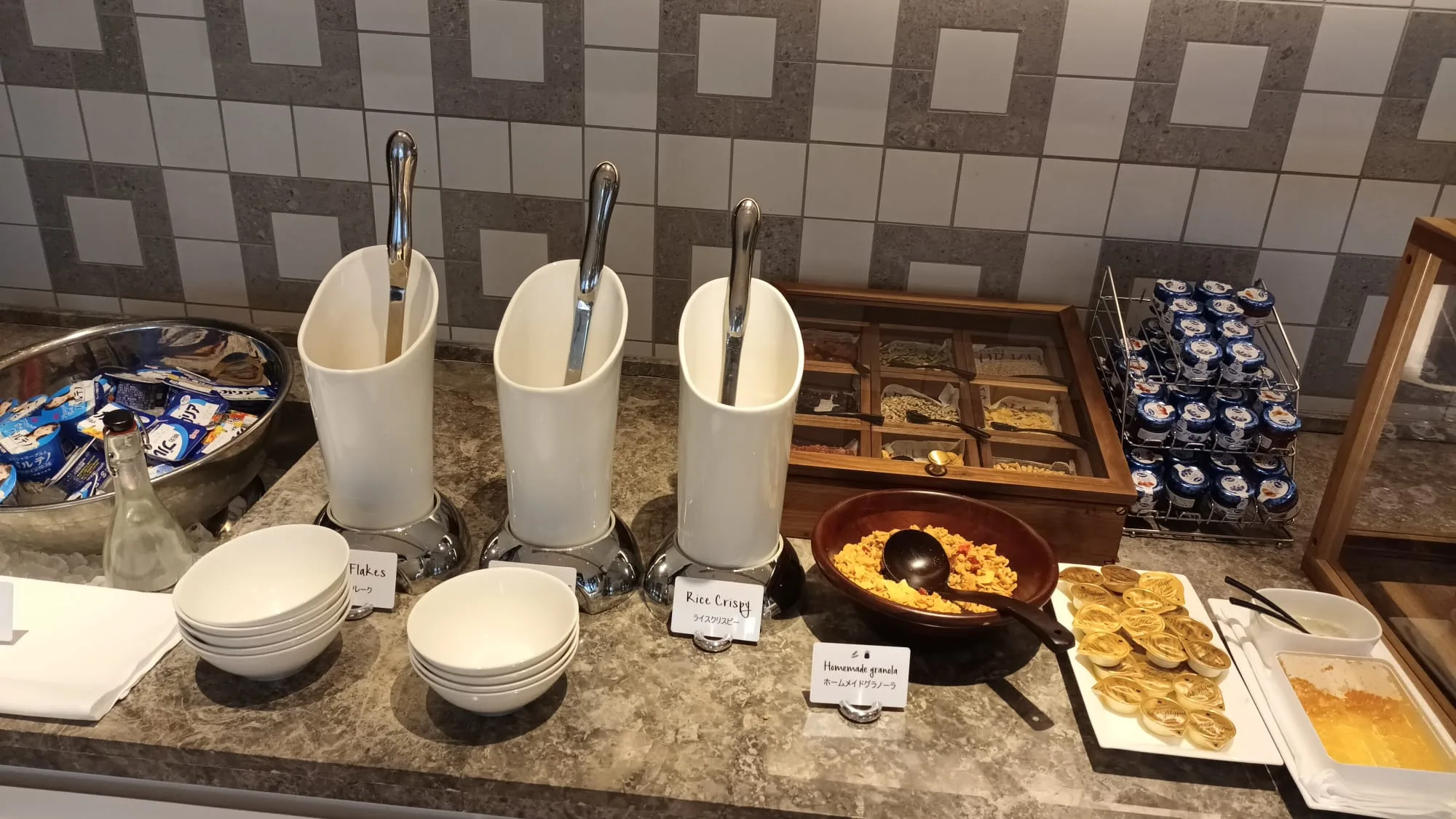 Frühstückstablett mit Müsli, Honig und anderen Snacks