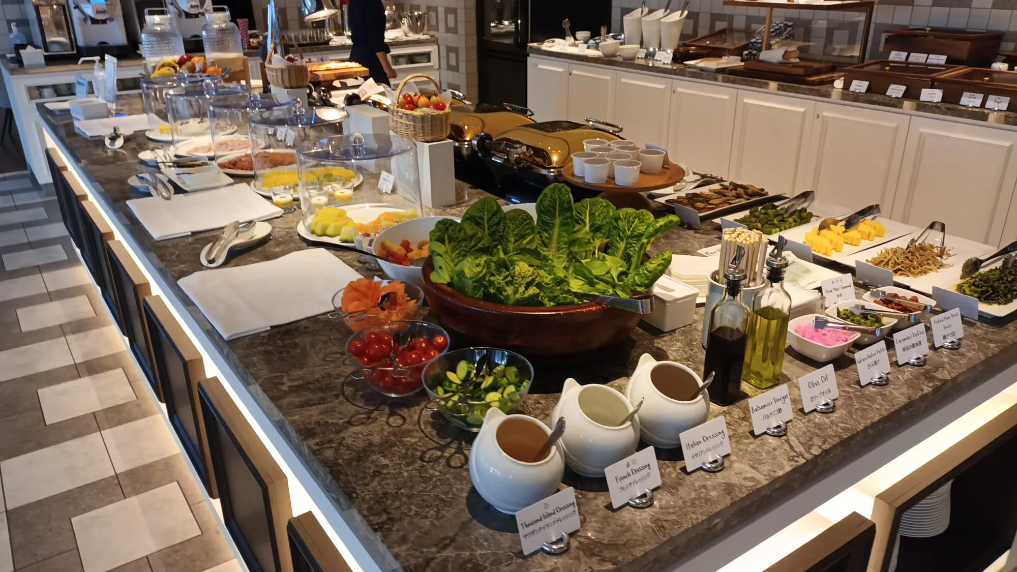 Frühstücksbuffet mit Salat und Dressings auf dem Tisch