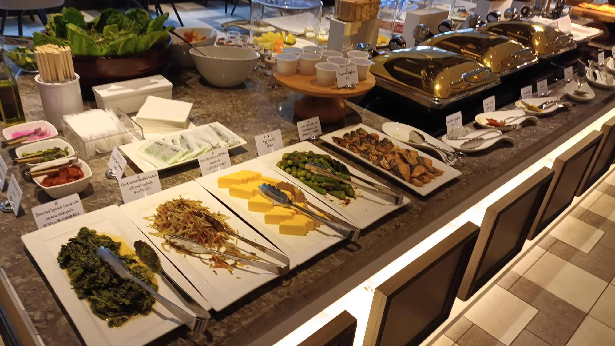 Buffet mit verschiedenen Gerichten und Beilagen auf einem Tisch
