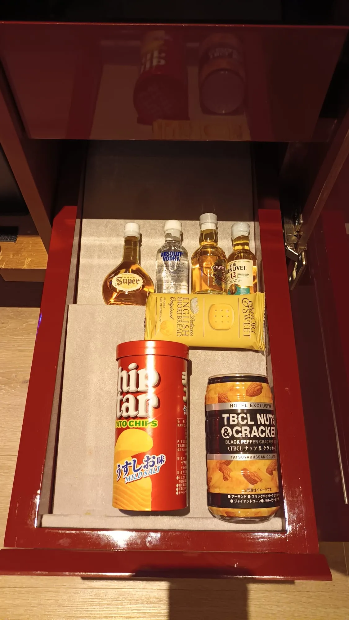 Hotelzimmereinrichtung mit Snacks und Getränken