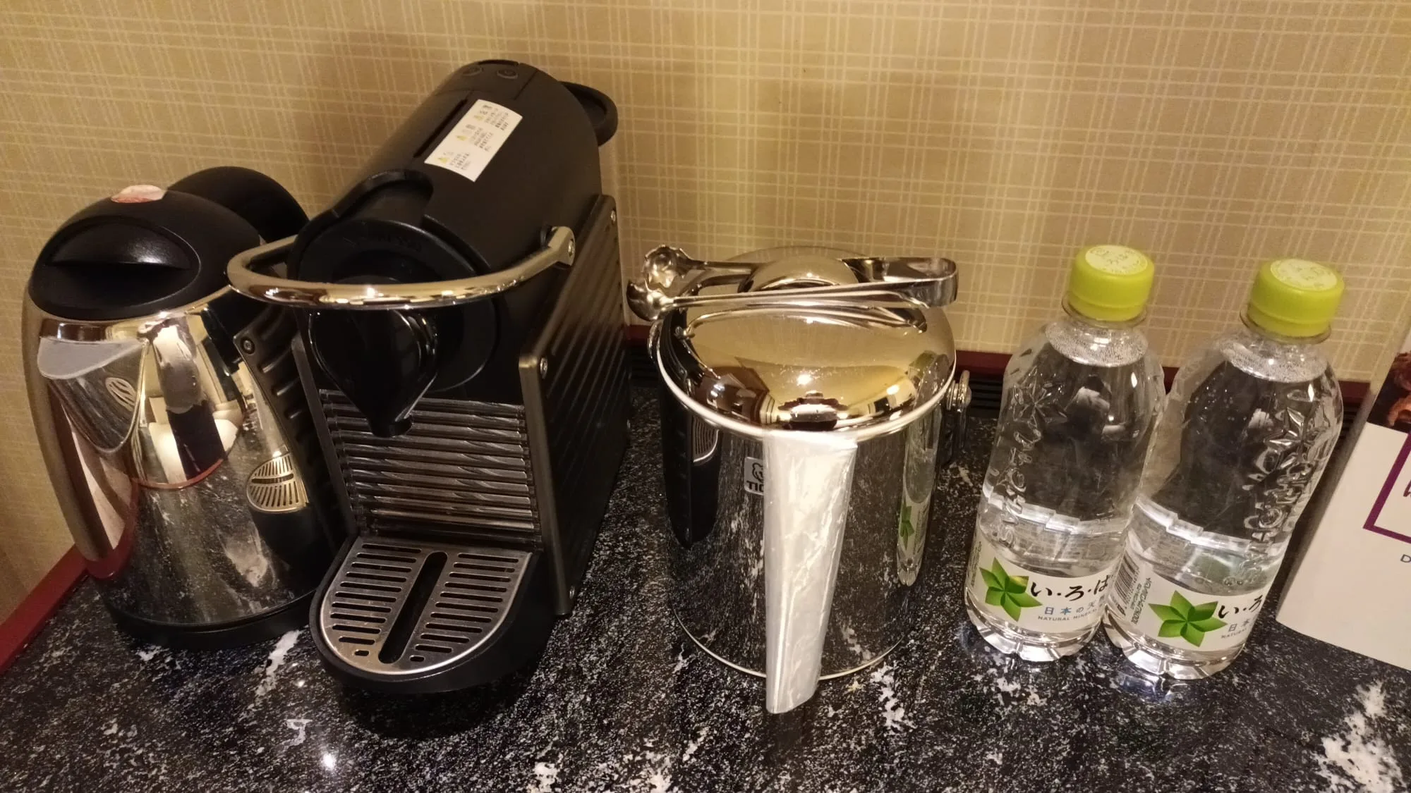 Hotelzimmereinrichtung mit Kaffeemaschine und Wasserflaschen