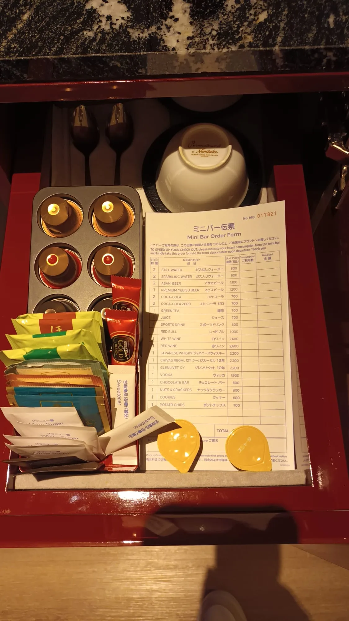 Mini-Bar mit Getränkeflaschen und Snacks im Hotelzimmer
