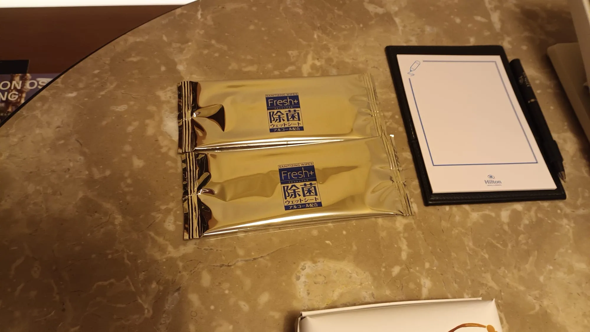 Zwei Packungen Fresh+ Reinigungstücher auf Marmoroberfläche