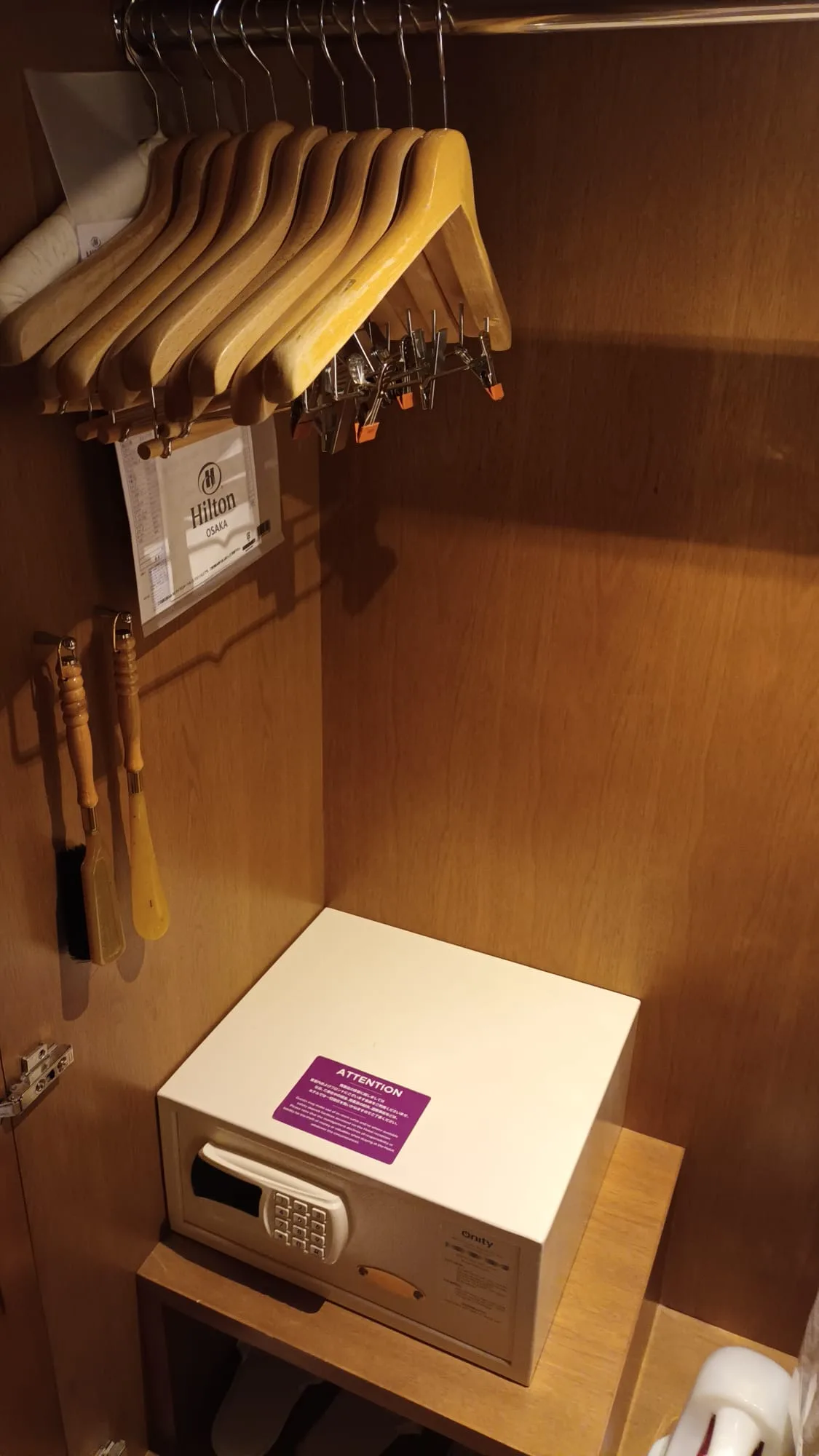 Hilton-Safe mit Kleiderbügeln im Schrank