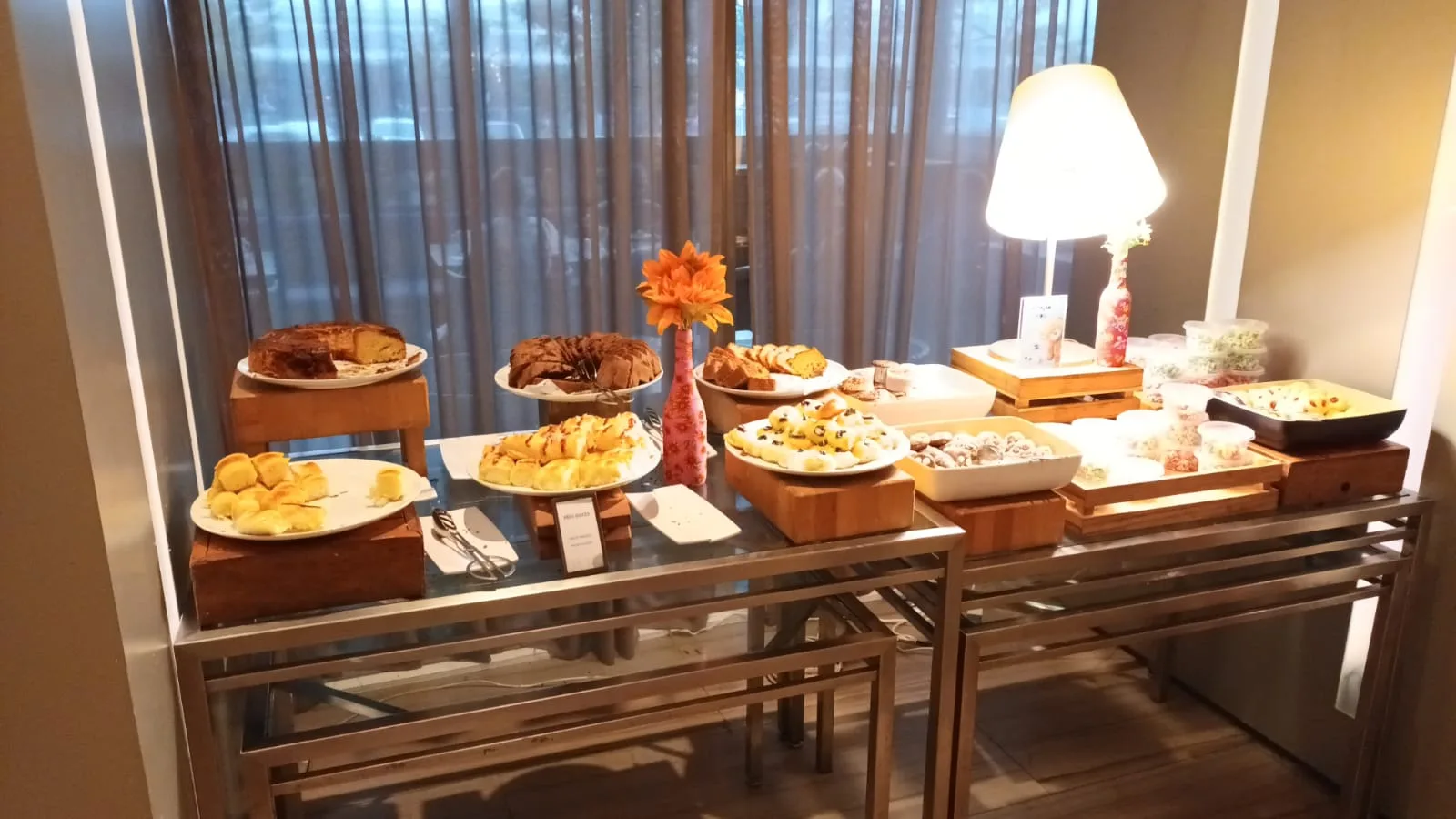 Frühstückstisch mit verschiedenen Gebäcksorten und Kuchen