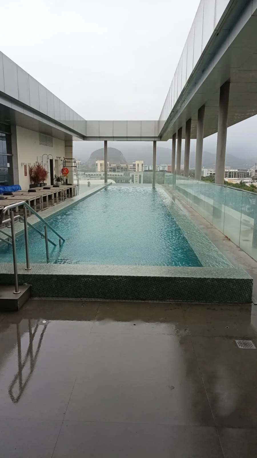 Dachterrasse mit Pool und Blick auf Berge