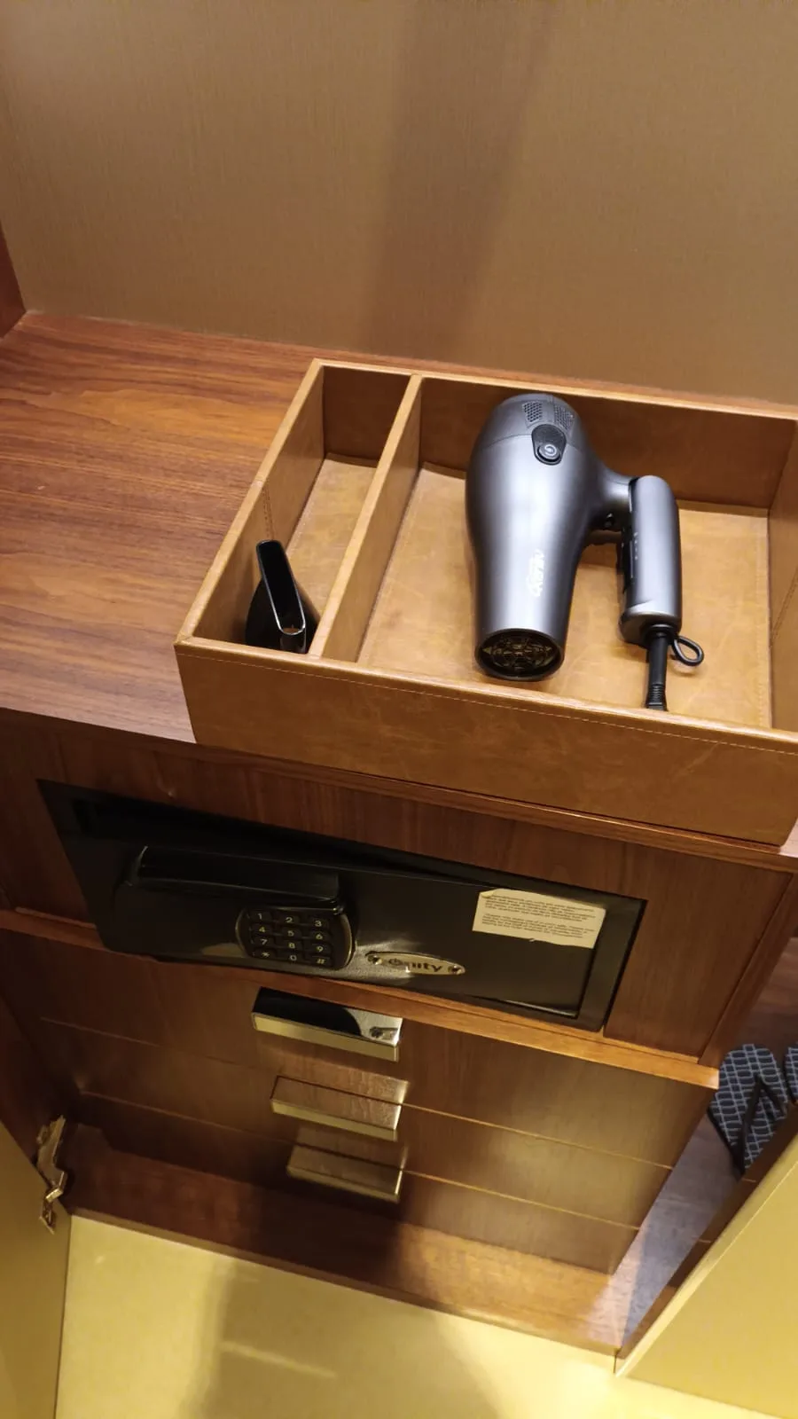 Holzschrank mit Haartrockner und Safe