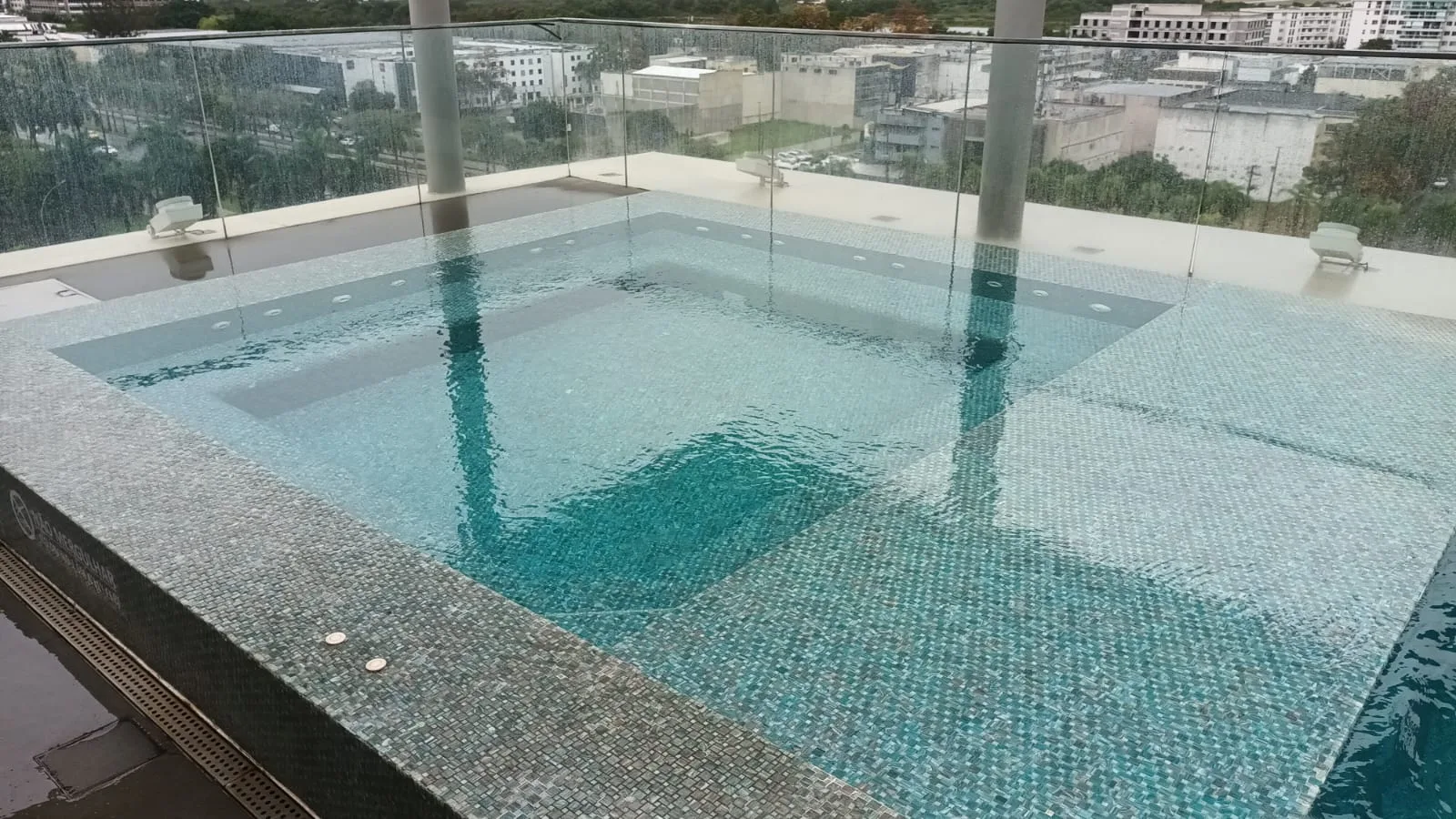 Dachterrasse mit Pool und Blick auf Stadt