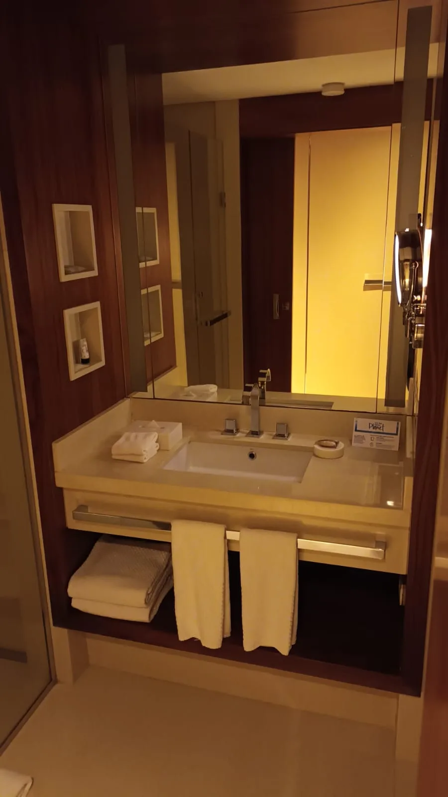 Hotelwaschtisch mit Spiegel und Handtüchern