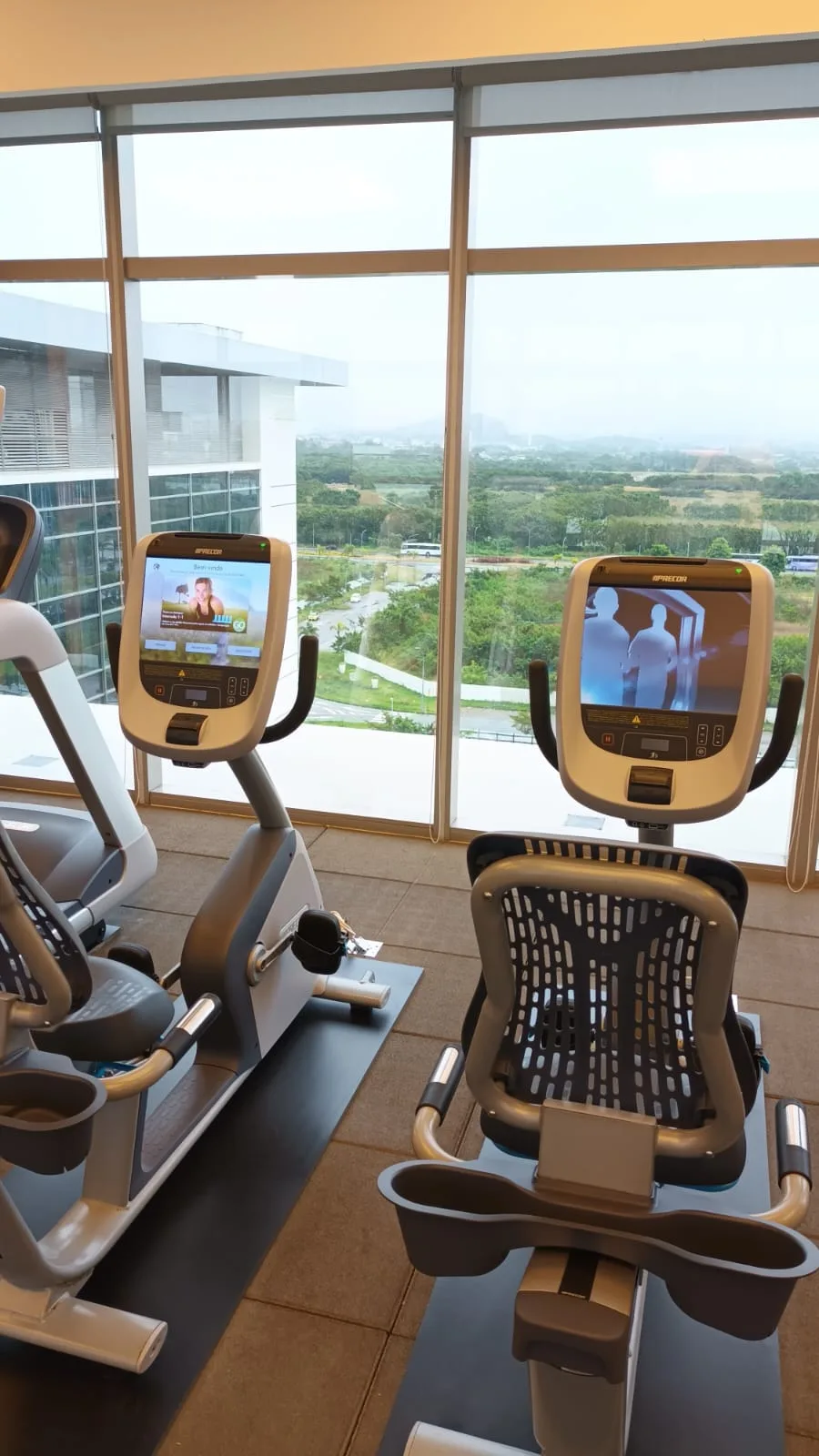 Fitnessgeräte im Hotel mit Blick auf Landschaft