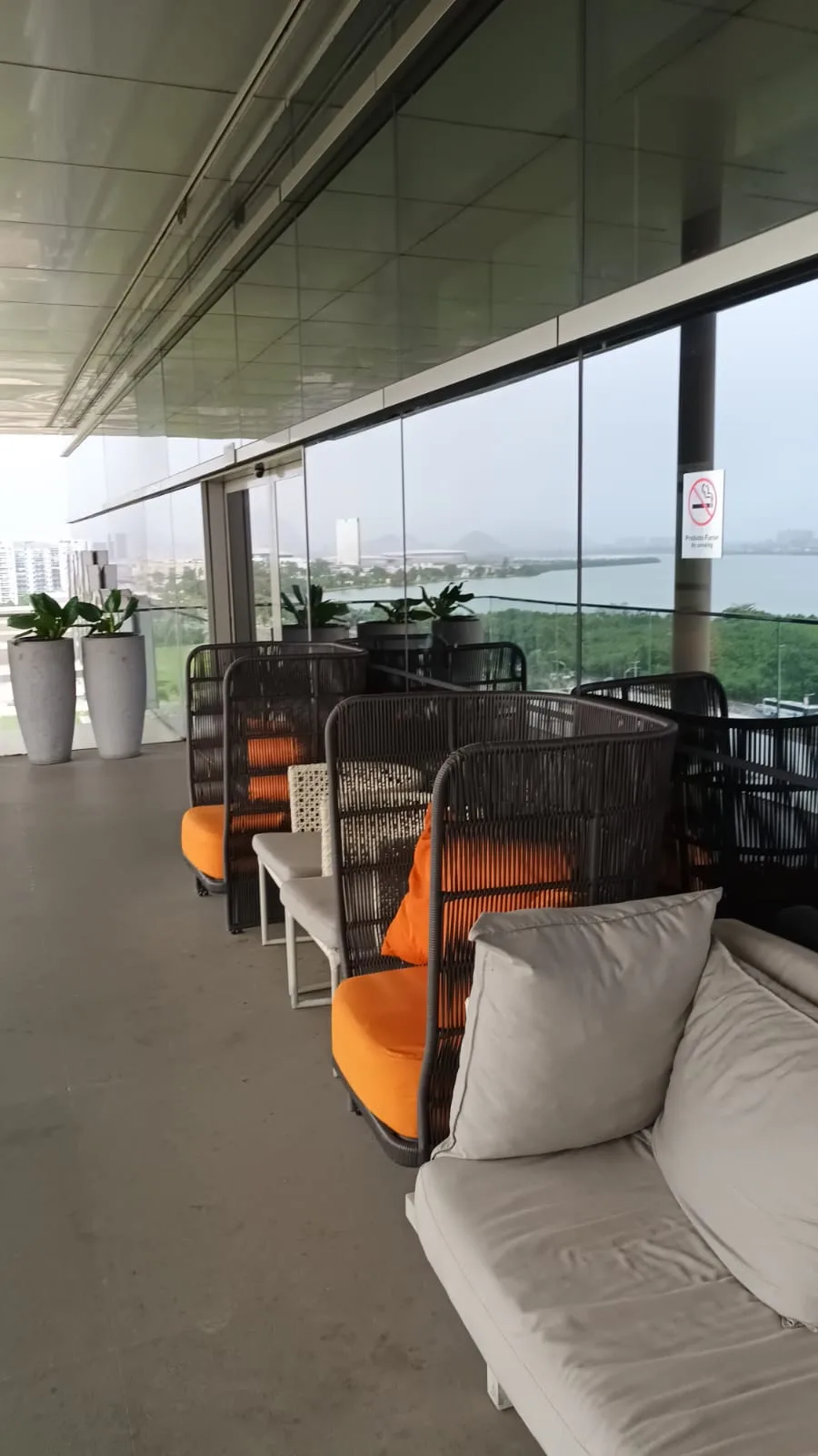 Terrasse mit Sitzmöbeln und Blick auf Landschaft