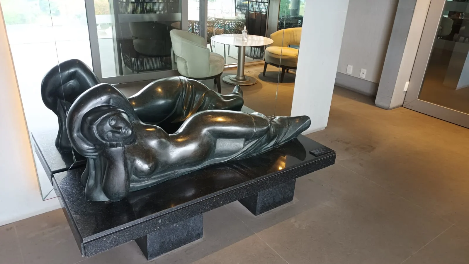 Skulptur einer liegenden Figur im Lobbybereich eines Hotels