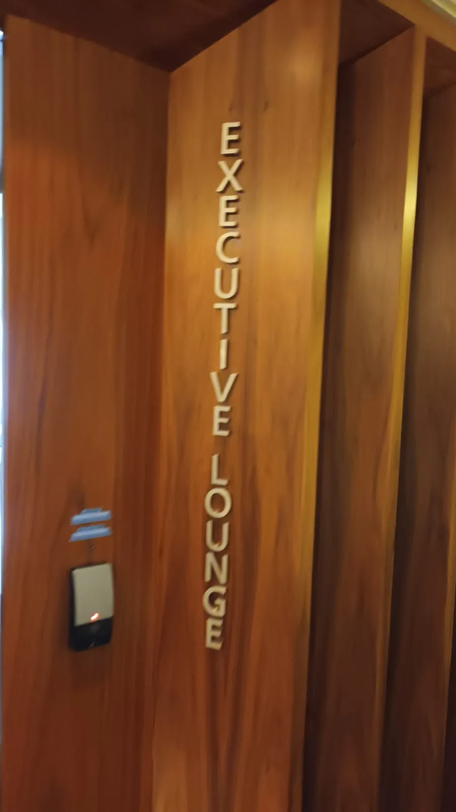 Holztür mit Inschrift 'EXECUTIVE LOUNGE'