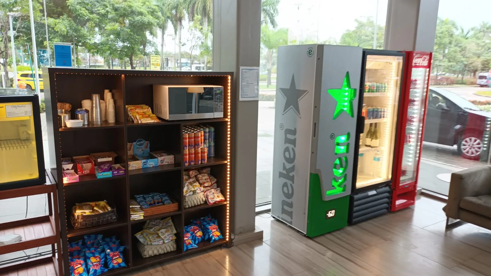 Hotelbar mit Getränkeautomaten und Snackregal