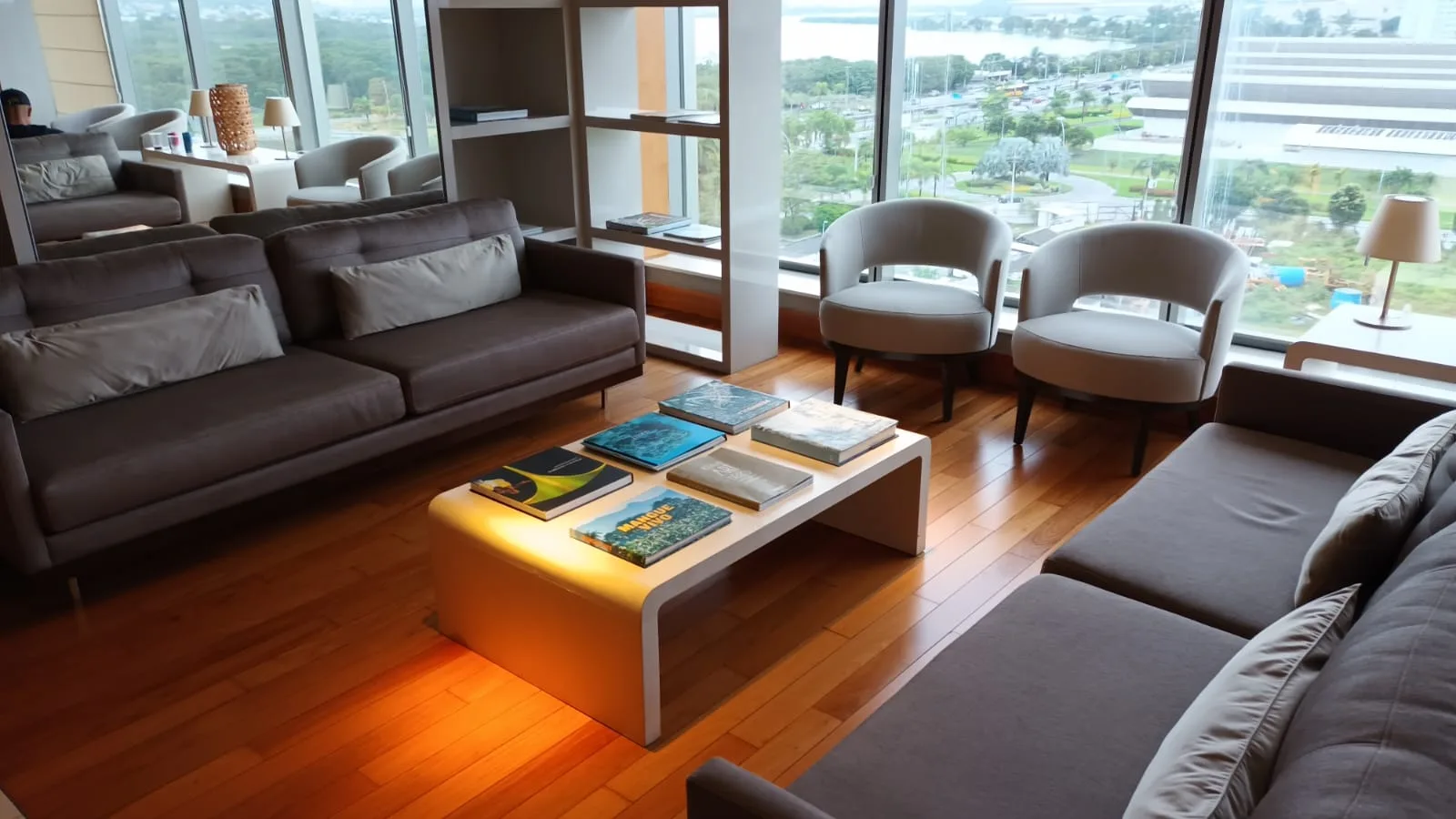 Lounge mit Sesseln und Couchen im modernen Design