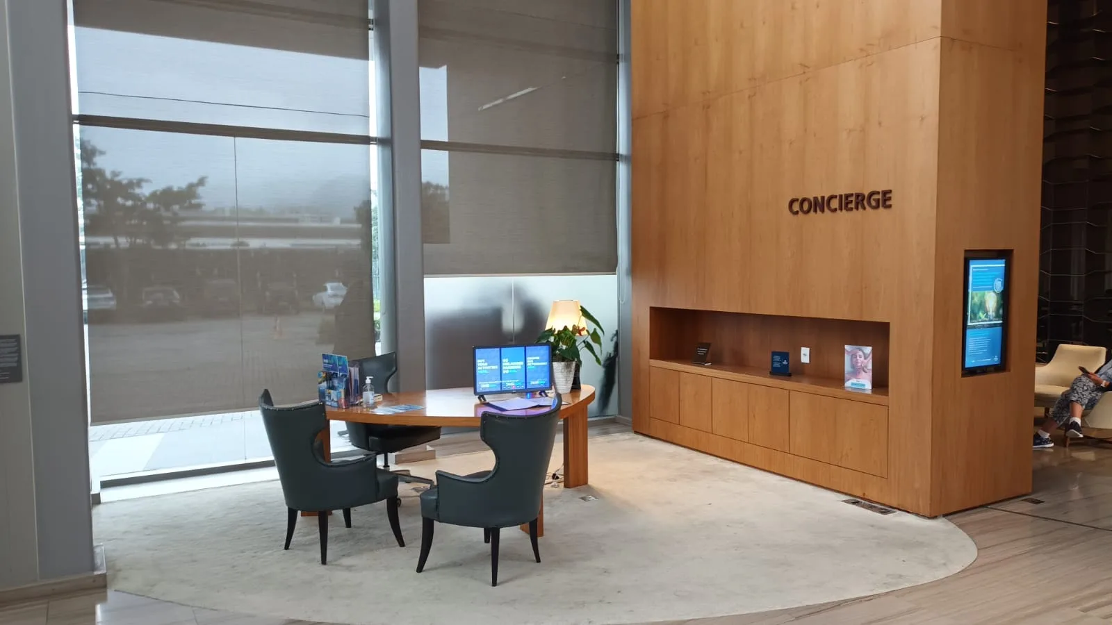 Rezeption mit Concierge-Schreibtisch und Holzpaneelen