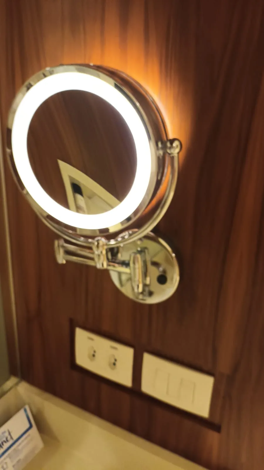 Wandspiegel mit beleuchteter Rundumrandung im Badezimmer