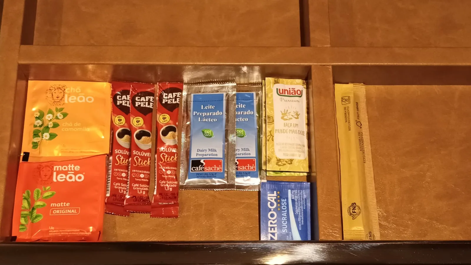 Hotelzimmereinrichtung mit Getränke- und Snackpackungen