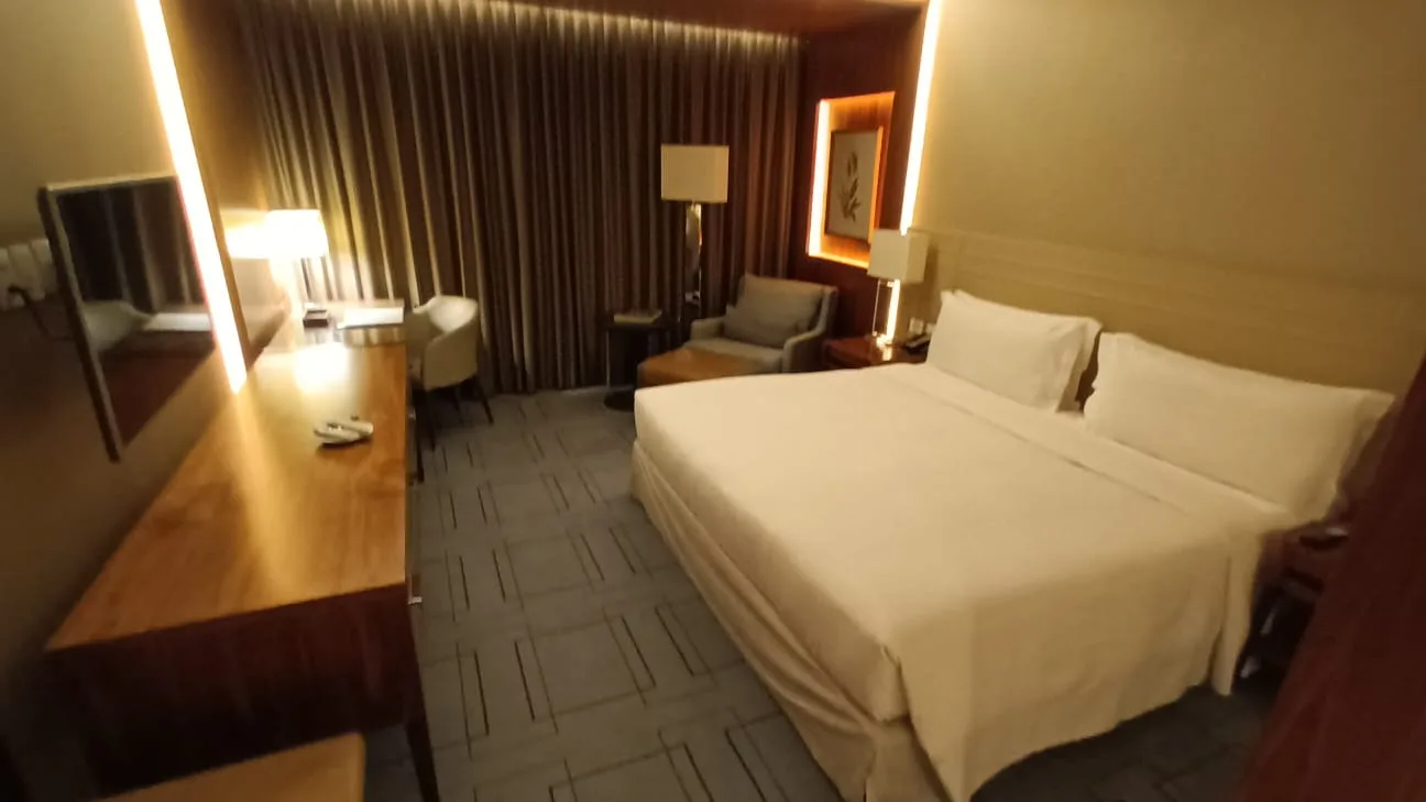 Hotelzimmer mit Doppelbett und Schreibtisch im modernen Design