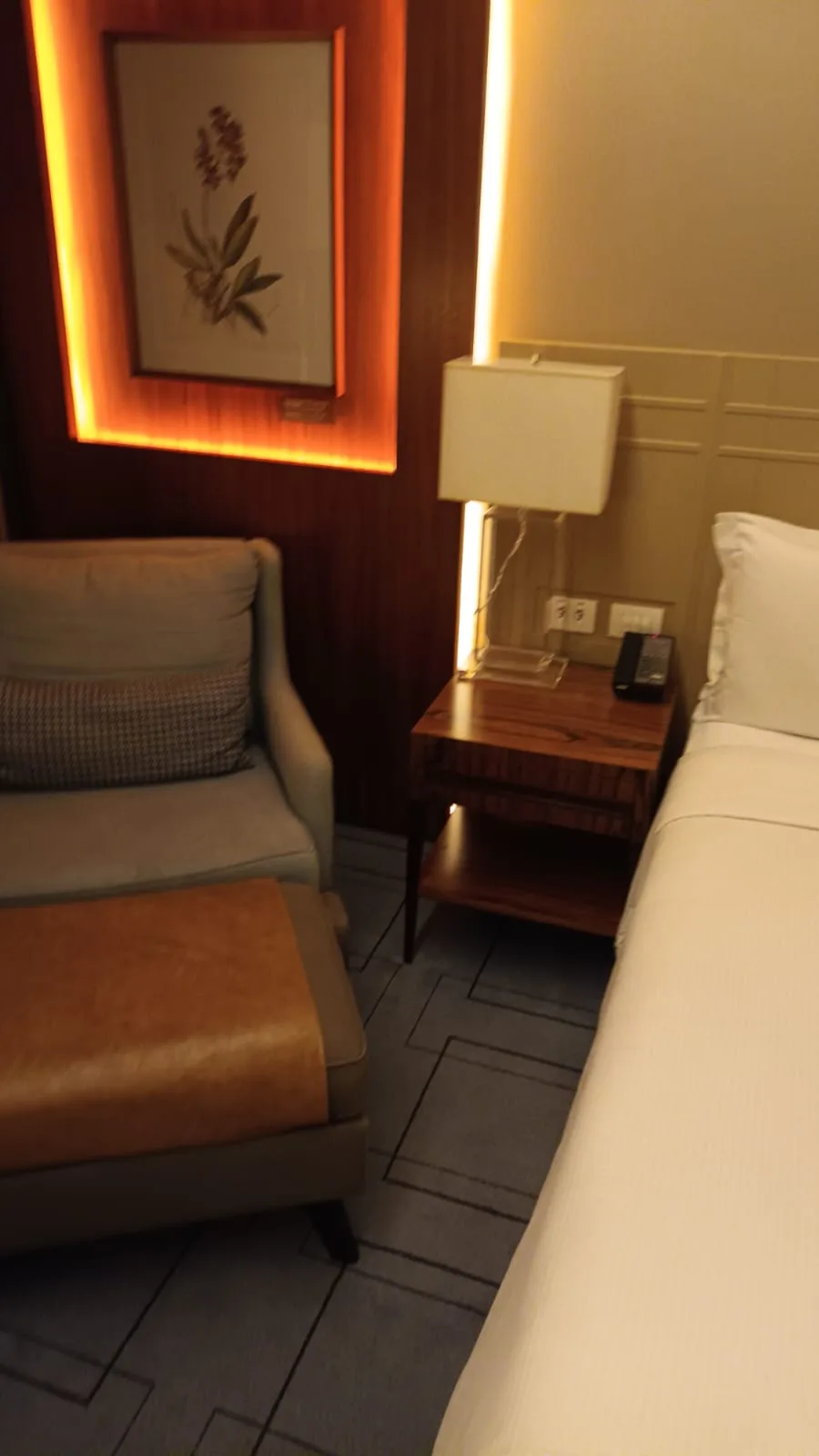 Hotelzimmer mit Doppelbett und Nachttischlampe
