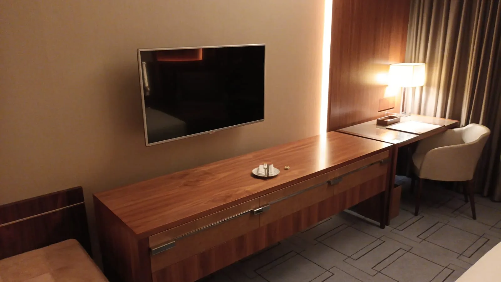 Hotelzimmer mit Flachbildfernseher und Schreibtisch
