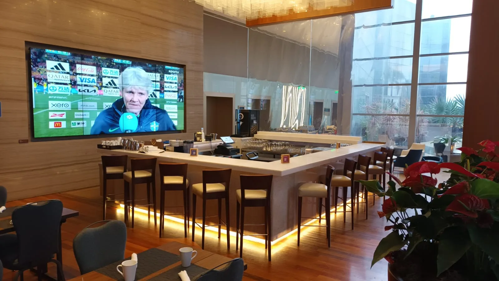 Hotelbar mit Fernseher und Stühlen
