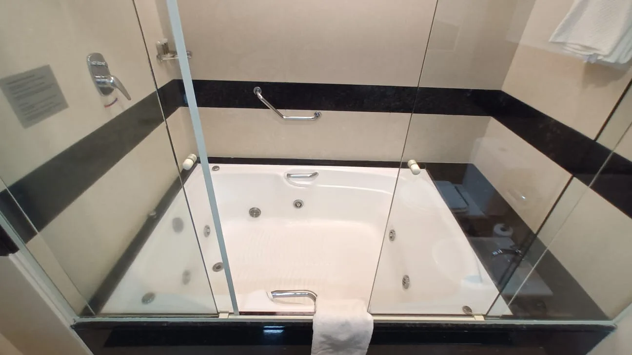 Duschbad mit Whirlpool und Glaswand