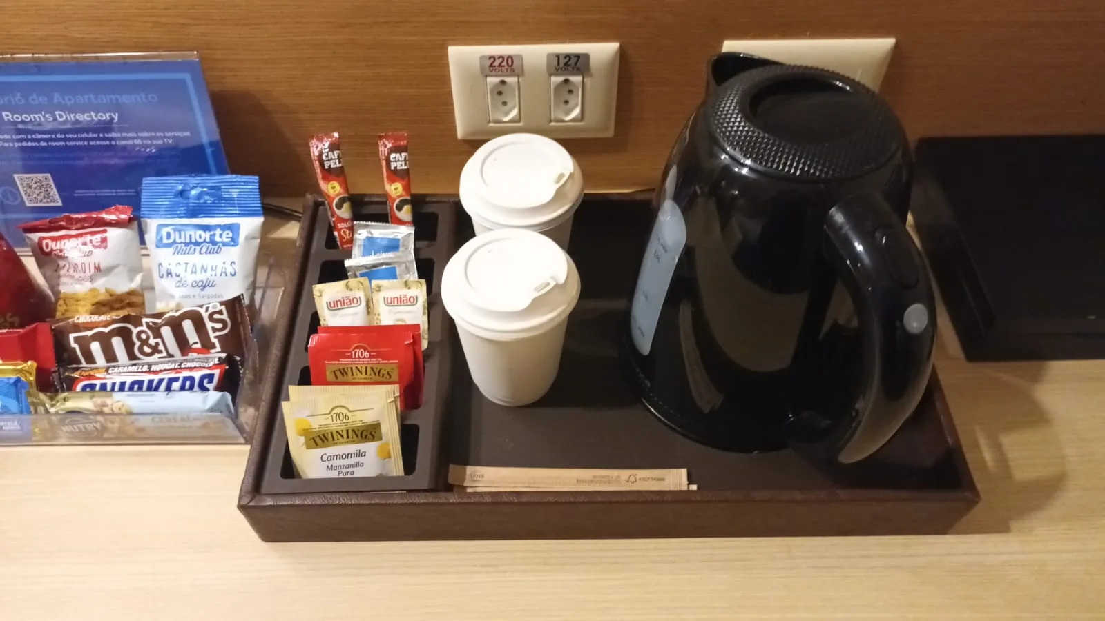 Hotelzimmereinrichtung mit Kaffeemaschine und Getränke%