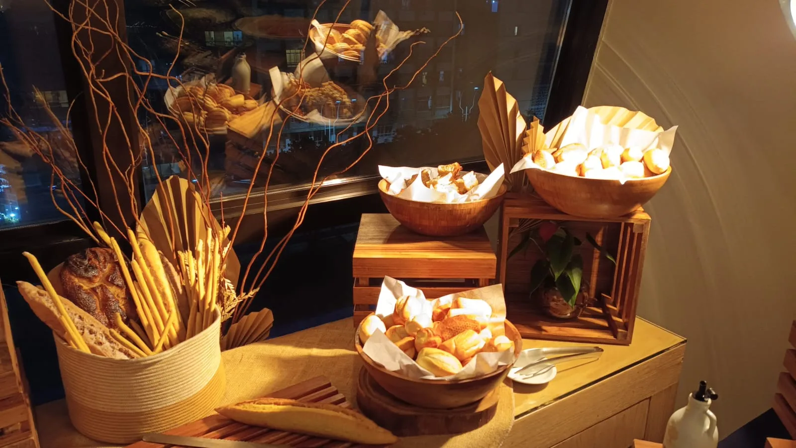 Brotbuffet im Hotel mit verschiedenen Brotsorten und Brotstäbchen