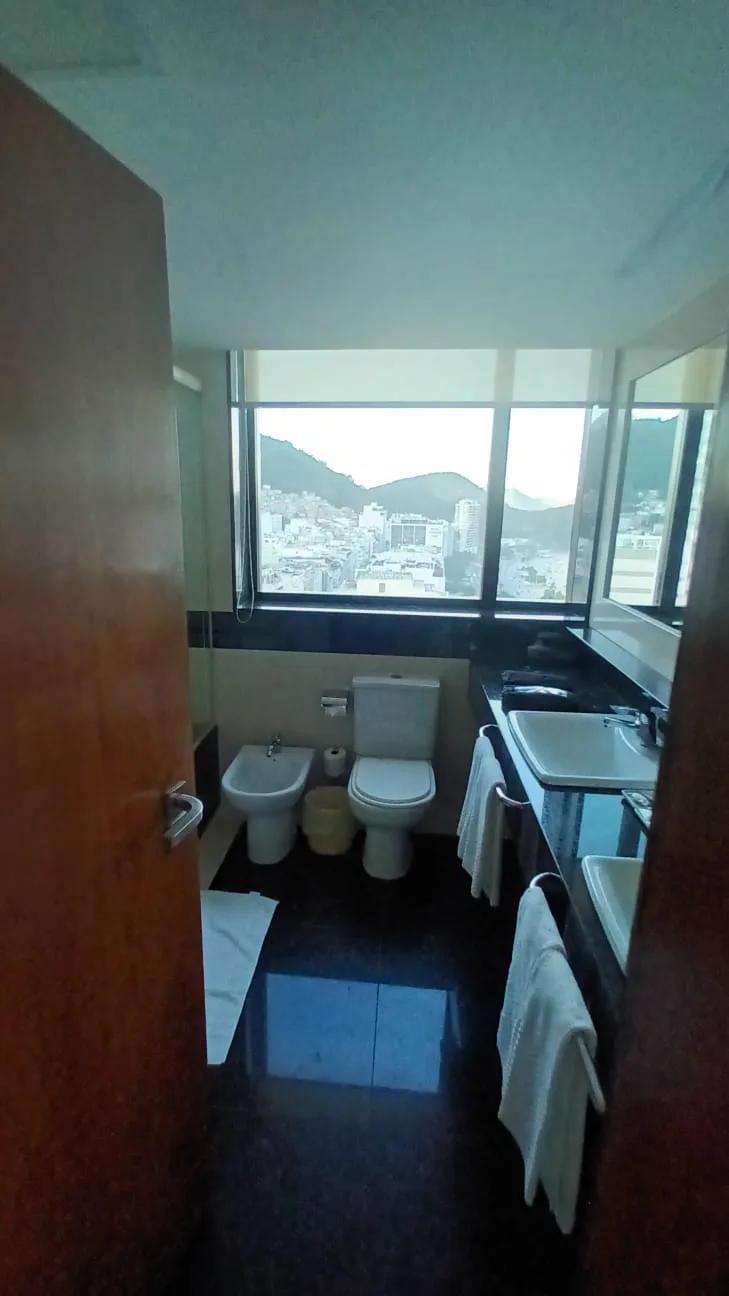 Hotelbad mit Dusche und Toilette, Blick auf Stadt und Berge