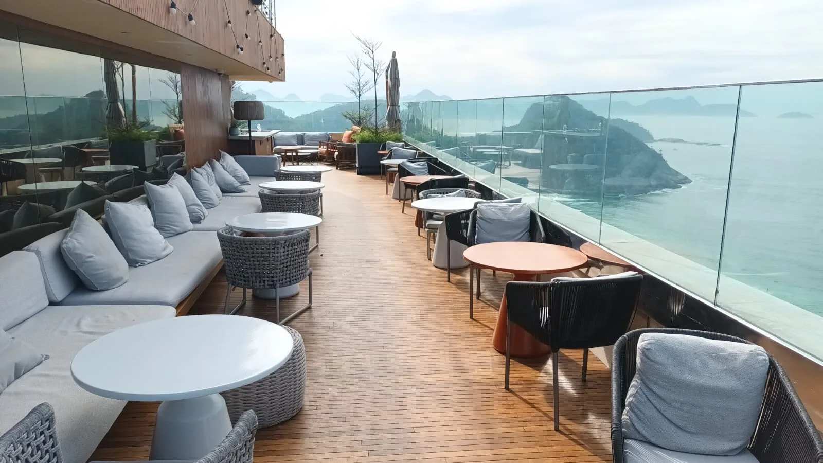 Terrasse mit Loungemöbeln und Meerblick