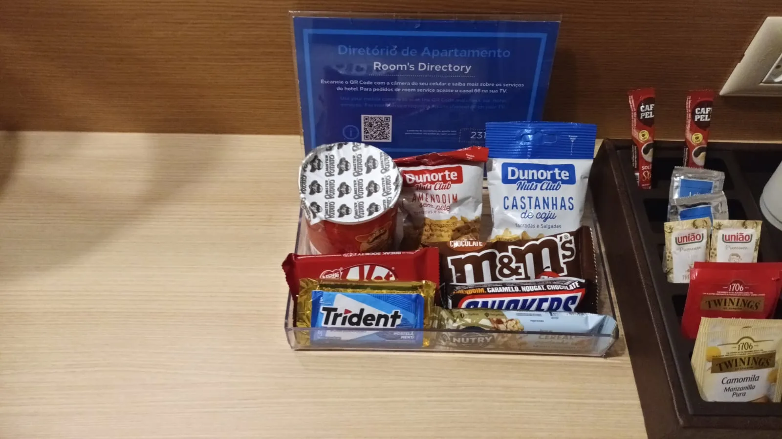 Hotelzimmereinrichtung mit Snacks und Getränken