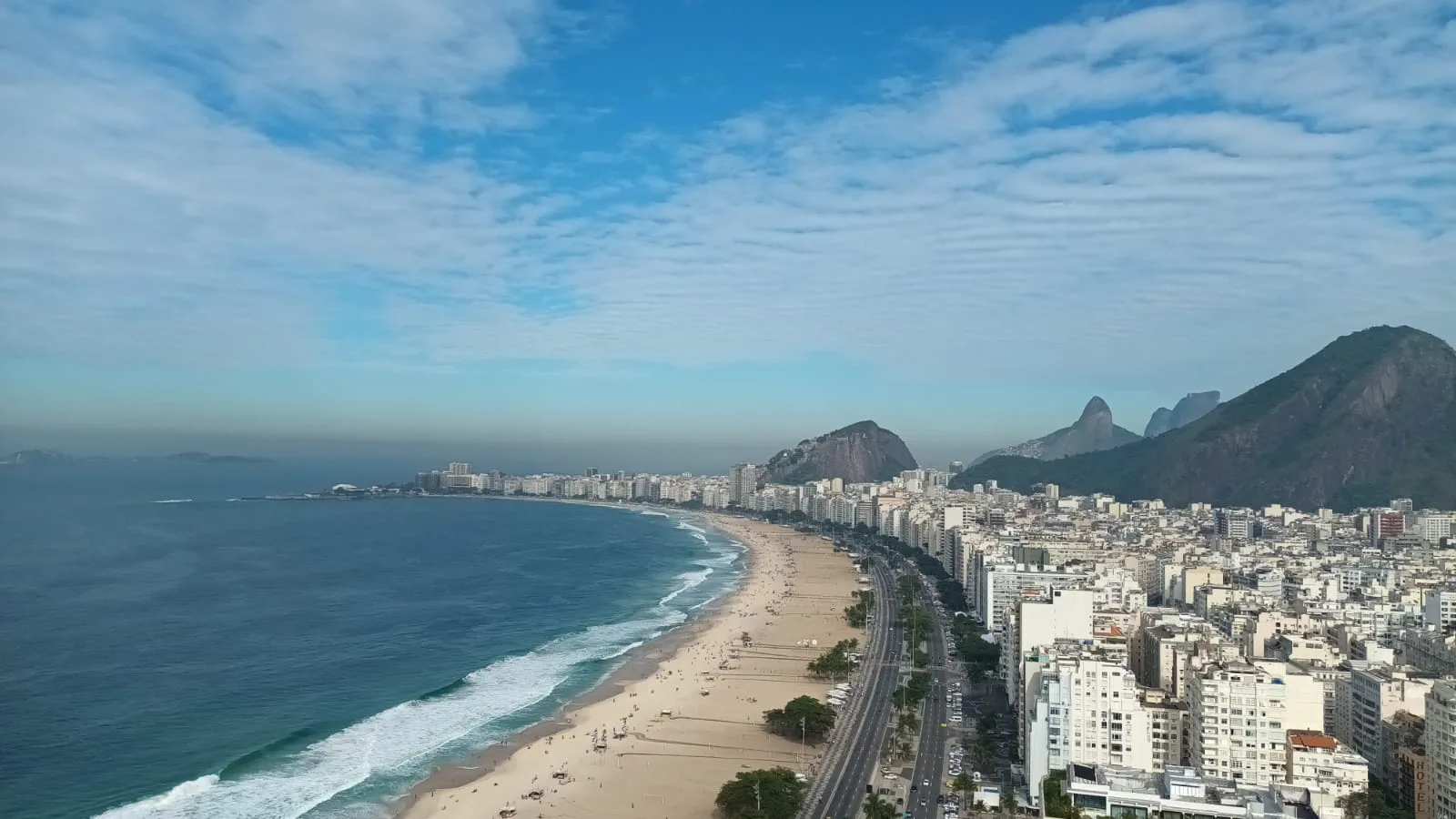 Copacabana-Strand in Rio de Janeiro mit Zuckerhut