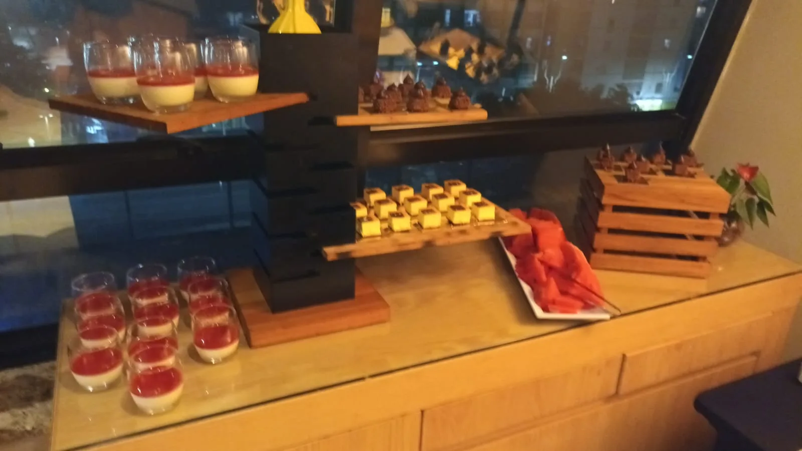 Dessertbuffet mit verschiedenen Süßspeisen auf Holzplatten