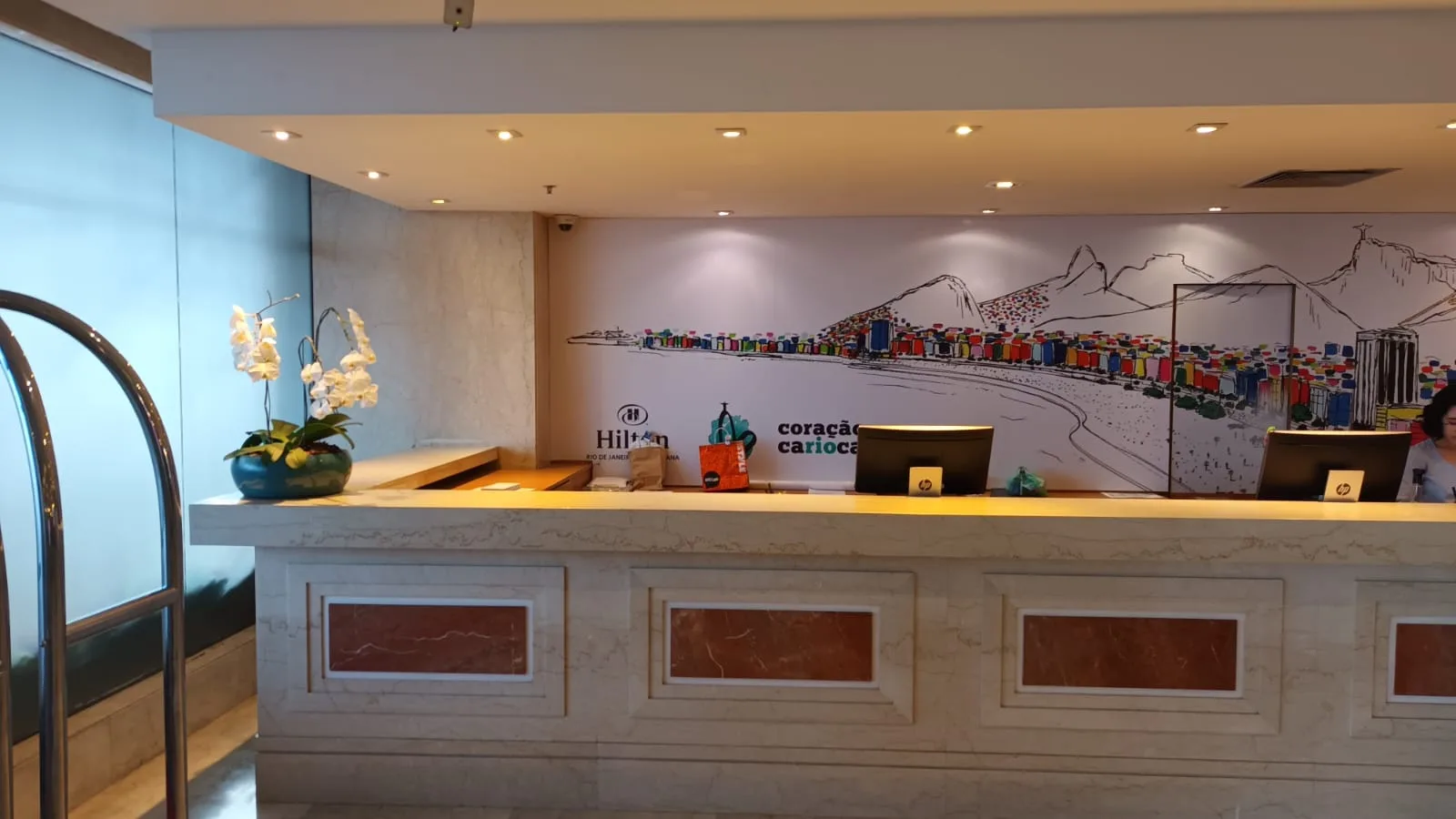Rezeption des Hilton Hotels mit Wandbild von Rio de Janeiro