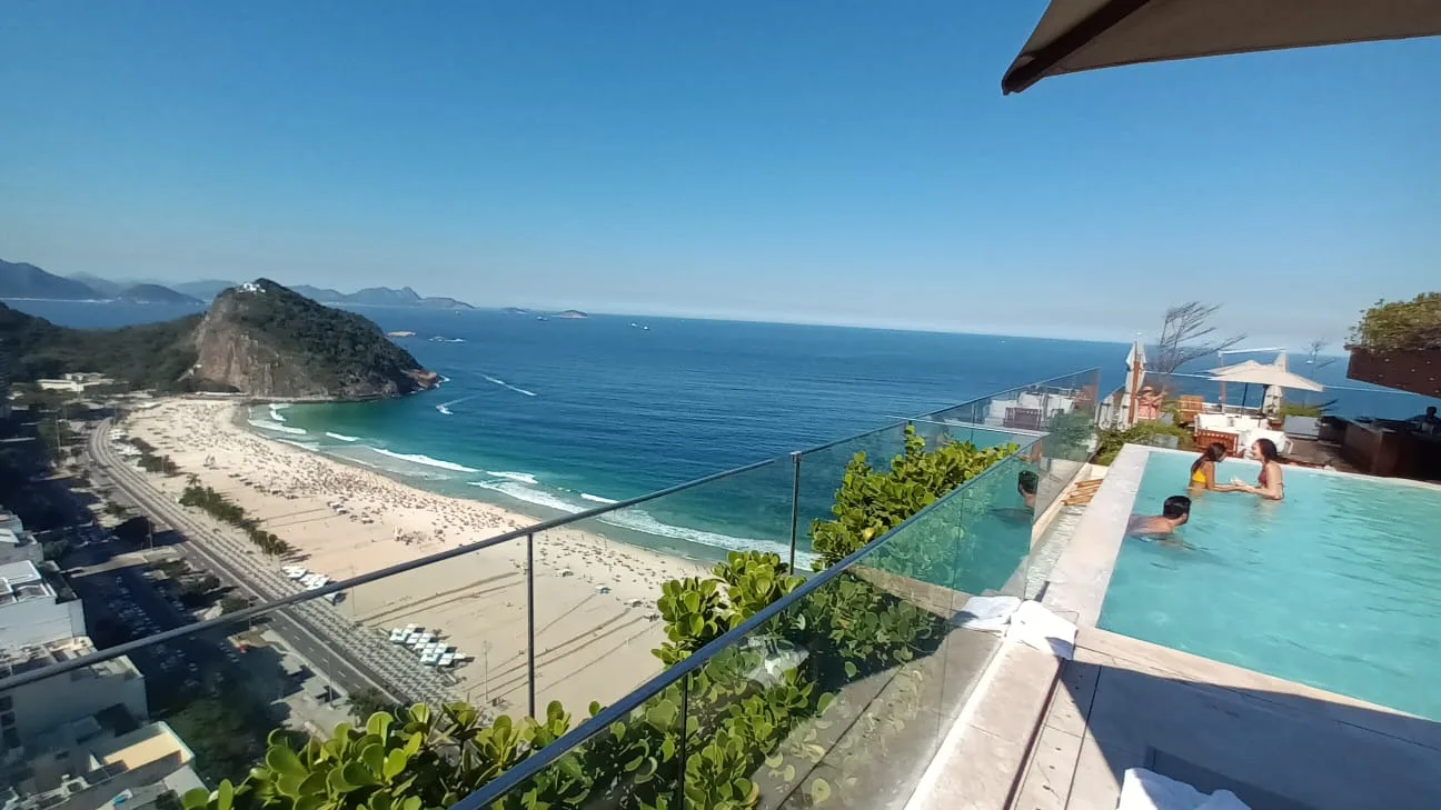 Infinity-Pool mit Blick auf Strand und Berg