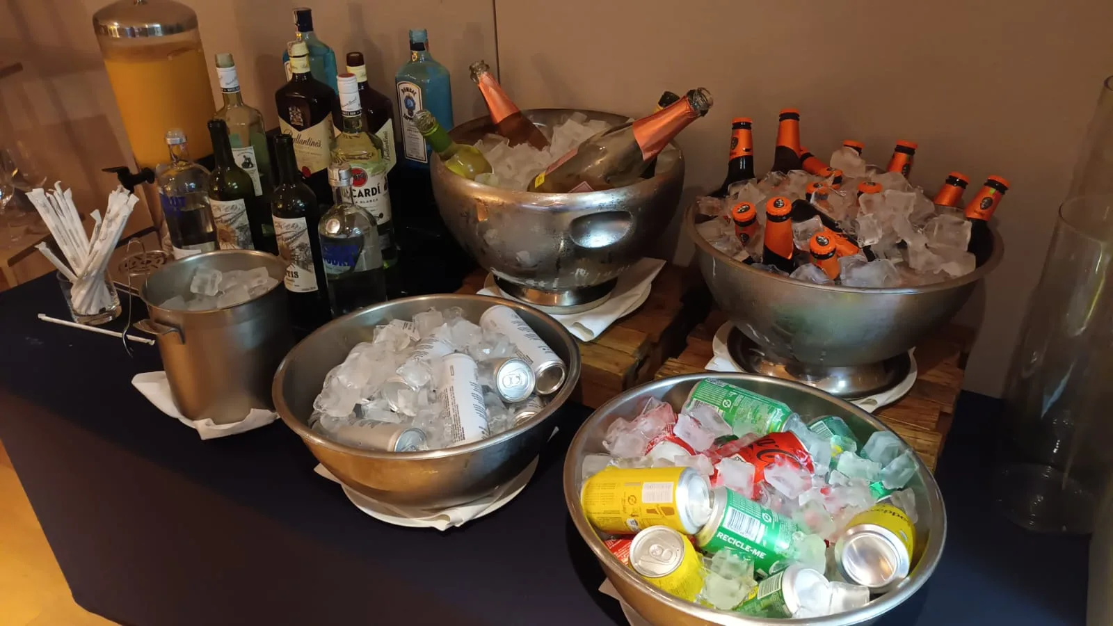 Getränkebuffet mit Eiswürfeln und Flaschen