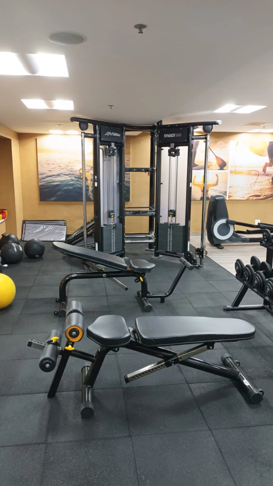 Fitnessraum mit Trainingsgeräten und Bodenbelag