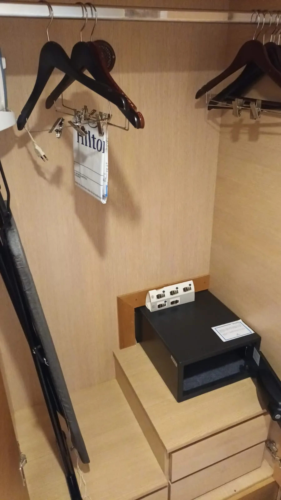 Schrank mit Kleiderbügeln und Safe im Hotelzimmer