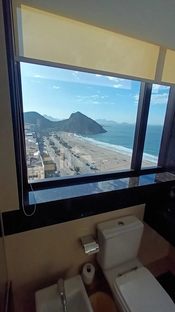 Badezimmerfenster mit Meerblick und Strand