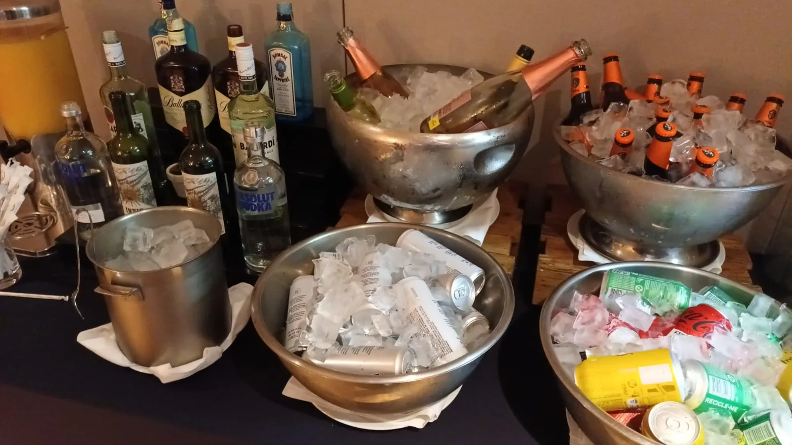 Getränkebuffet mit Eiswürfeln und Flaschen